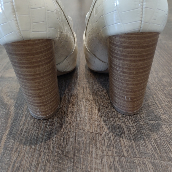 JustFab cream block heels, gold chain and snake skin detailing - Women's 6.5 - Picture 9 of 12